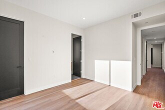 1733 S Barrington Ave in Los Angeles, CA - Building Photo - Building Photo