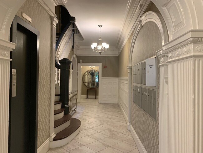 373 Commonwealth Ave in Boston, MA - Building Photo - Building Photo