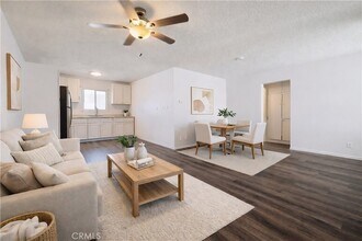 686 E Cottonwood Rd, Unit 7 in Palm Springs, CA - Foto de edificio - Building Photo