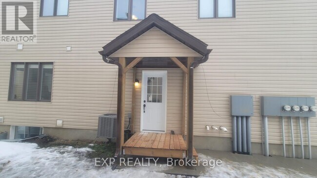 511B Parade Dr in Ottawa, ON - Building Photo - Building Photo