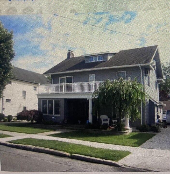 44 Aspen St-Unit -2 in Floral Park, NY - Building Photo