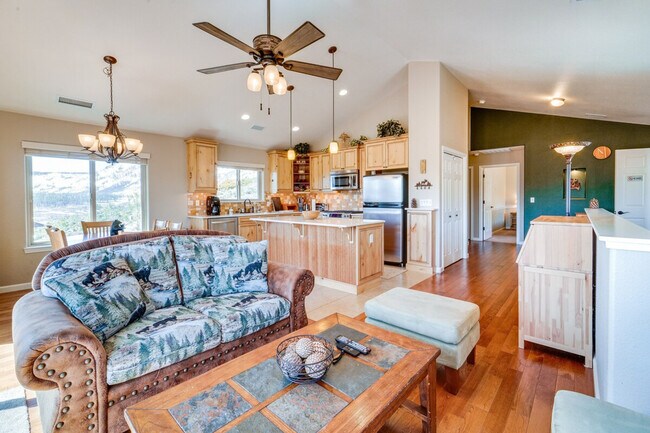 799 Lookout Point Cir in South Lake Tahoe, CA - Building Photo - Building Photo