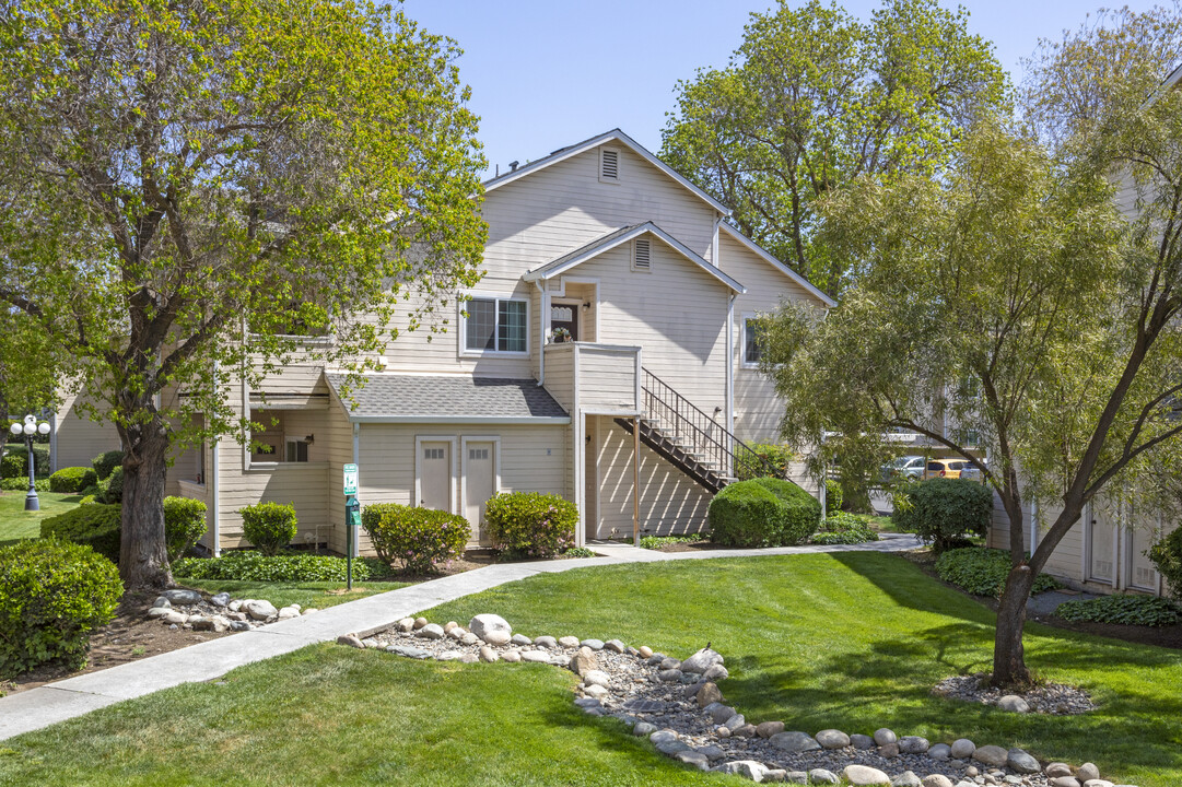 Crown Ridge Apartments in Modesto, CA - Building Photo