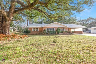 240 N College Rd in Lafayette, LA - Building Photo