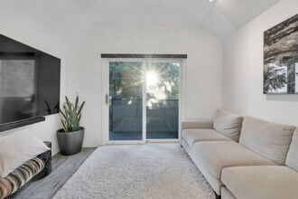 3595 Sunset Ln in West Vancouver, BC - Building Photo - Building Photo