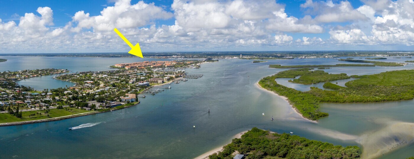 28 Harbour Isle Dr W in Fort Pierce, FL - Building Photo