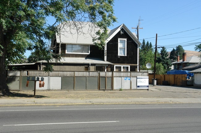705 E Lincoln Ave in Yakima, WA - Foto de edificio - Building Photo