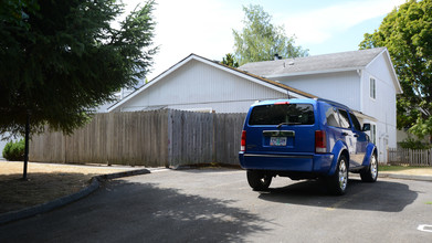 9785 Lookout Ter in Beaverton, OR - Building Photo - Building Photo