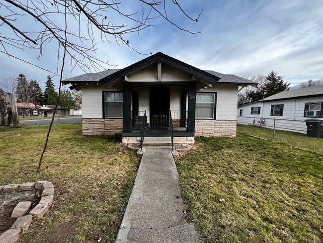 property at 1001 S 8th St