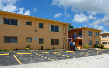 Palm Gardens in North Miami, FL - Building Photo - Building Photo