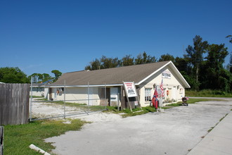 200 S Mccall Rd in Englewood, FL - Foto de edificio - Building Photo