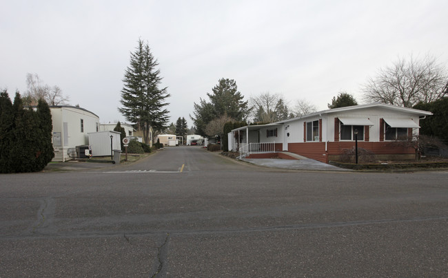 Royal Villa 55+ community in Portland, OR - Foto de edificio - Building Photo