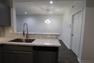 6950 Paris St in Houston, TX - Foto de edificio - Building Photo