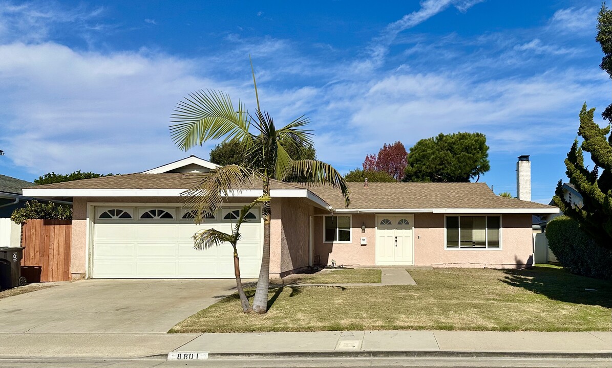 8801 Lauder Cir in Huntington Beach, CA - Foto de edificio