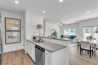 375 S Port Pkwy, Unit 101 in Brunswick, GA - Building Photo - Building Photo