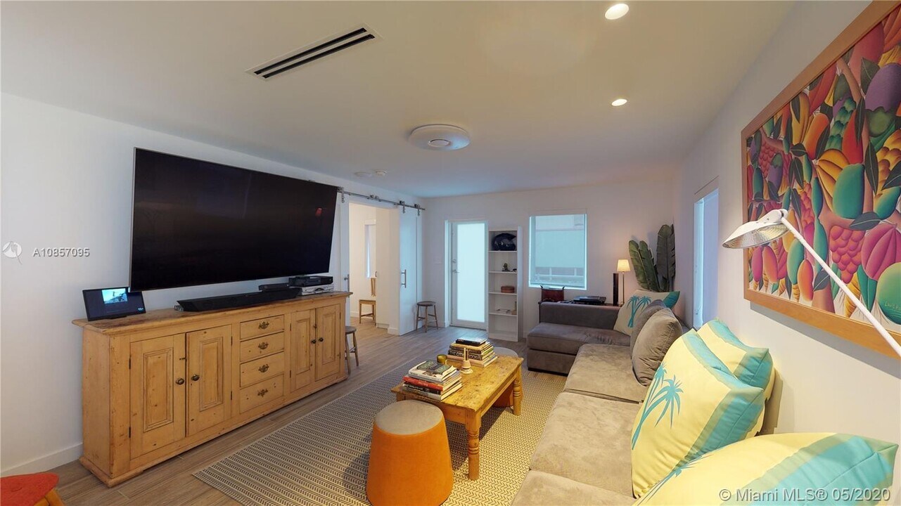 1460 Ocean Dr-Unit -210/311 in Miami Beach, FL - Building Photo