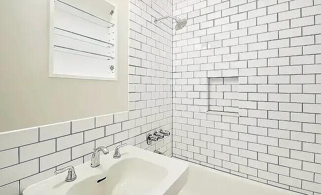 130 Water St in New York, NY - Building Photo - Building Photo