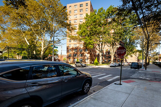 The Carol House in Rego Park, NY - Foto de edificio - Building Photo