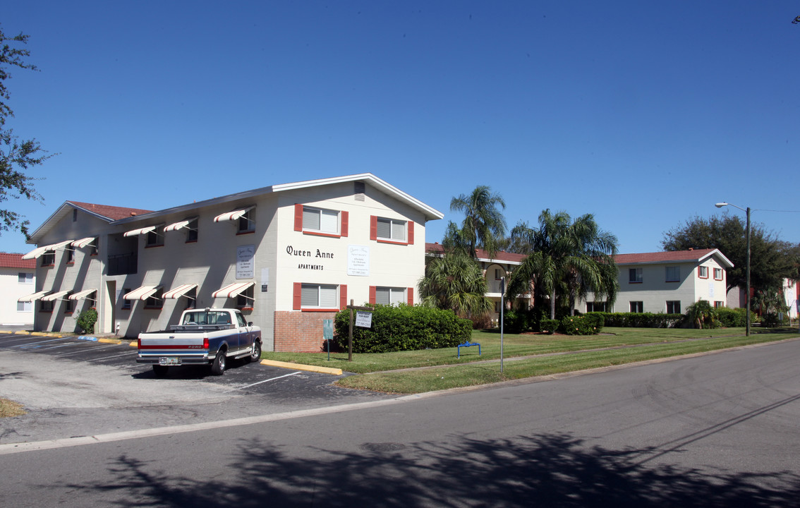 Queen Anne Apartments in St. Petersburg, FL - Building Photo