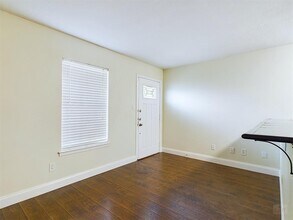 2302 East Side Dr in Austin, TX - Building Photo - Building Photo