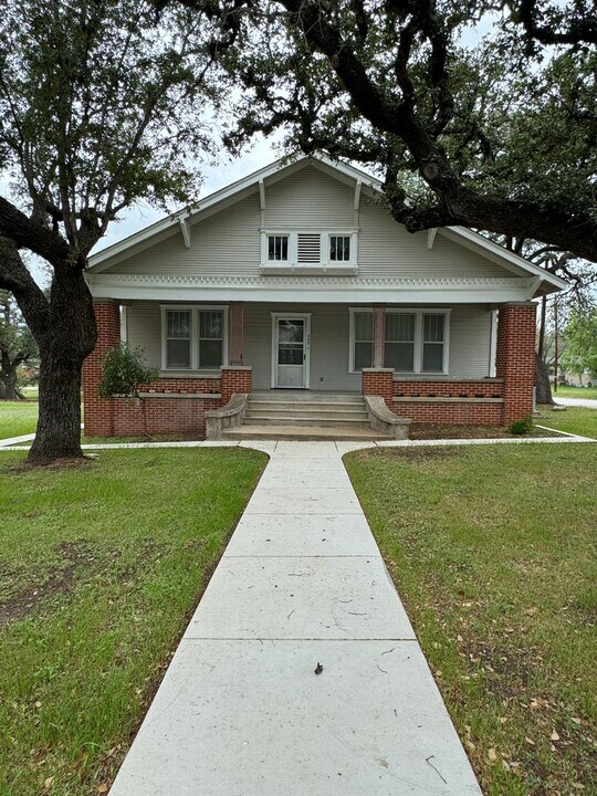 402 S Summer St in Lampasas, TX - Building Photo