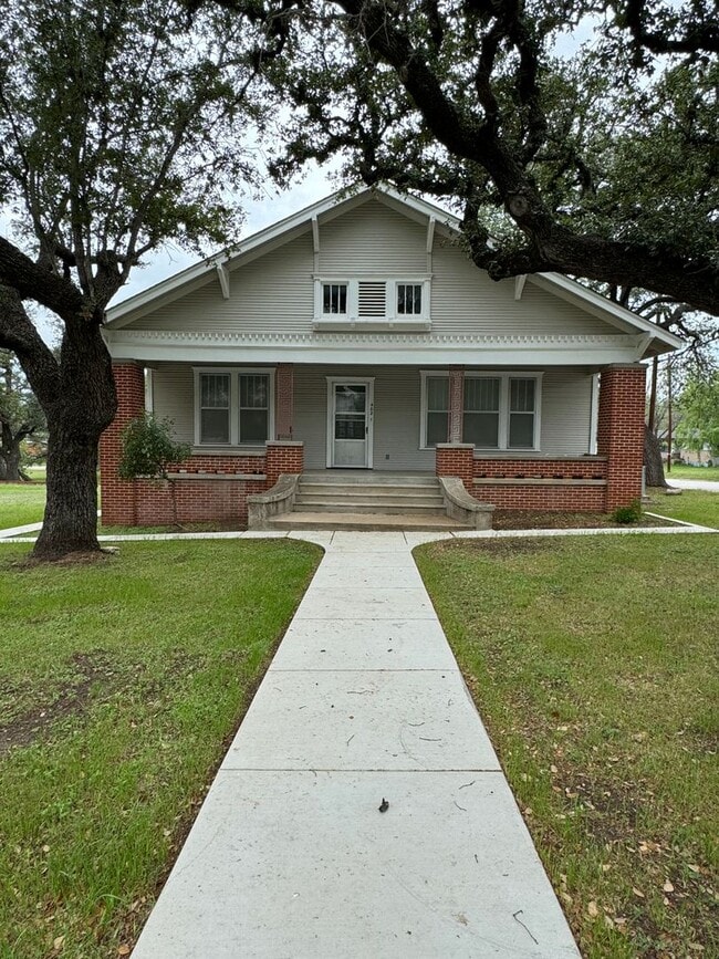 property at 402 S Summer St