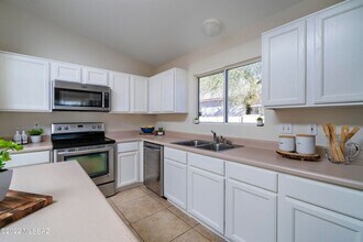 2065 W 3 Oaks Dr in Tucson, AZ - Building Photo - Building Photo