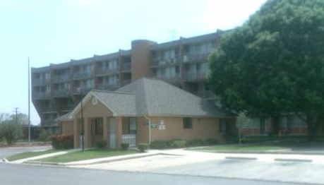 Laurel Plaza Apartments in New Braunfels, TX - Foto de edificio