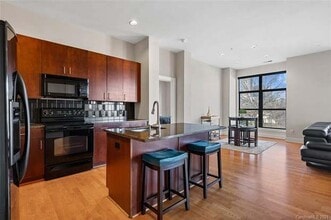 912 E 8th St, Unit 912 in Charlotte, NC - Foto de edificio - Building Photo