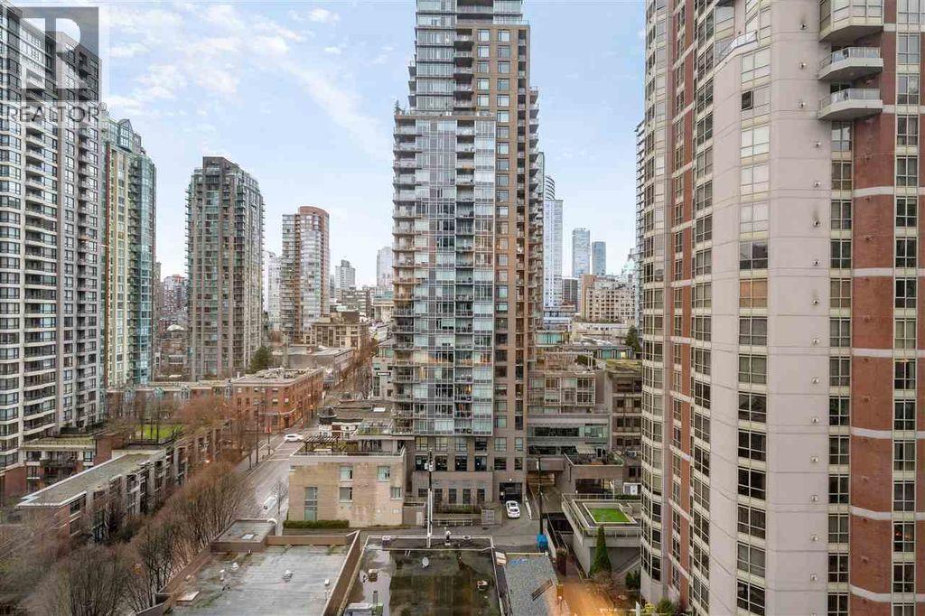 888 Hamilton St in Vancouver, BC - Building Photo