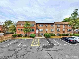 14 College Dr in Edison, NJ - Building Photo