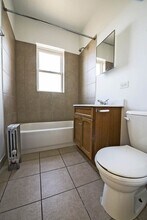 8056 S Drexel Ave Chicago, IL 60619 in Chicago, IL - Foto de edificio - Building Photo