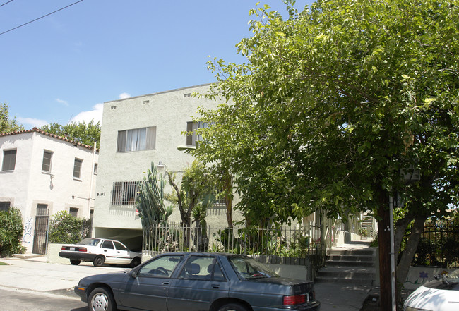 6107 Romaine St in Los Angeles, CA - Foto de edificio - Building Photo