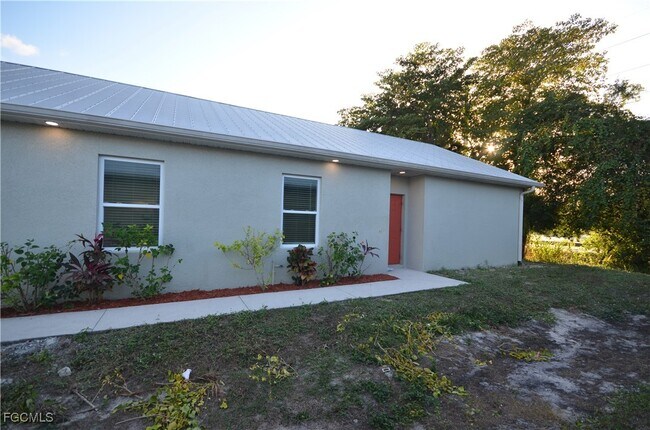 3210 Dr Martin Luther King Jr Blvd in Ft. Myers, FL - Building Photo - Building Photo