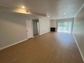 16070 Sunset Blvd in Pacific Palisades, CA - Foto de edificio - Interior Photo