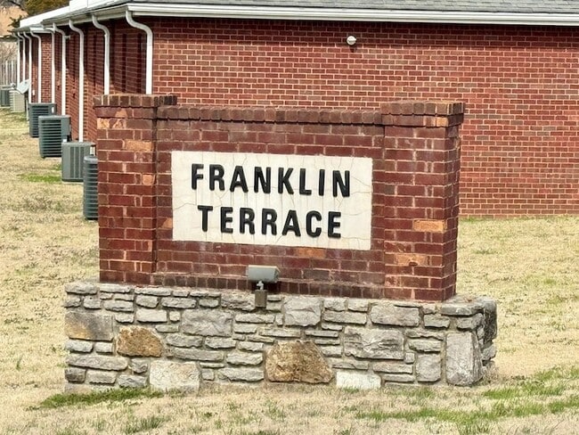 325 Franklin Terrace in Lebanon, TN - Foto de edificio - Building Photo