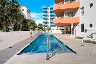 225 Collins Ave in Miami Beach, FL - Foto de edificio - Building Photo