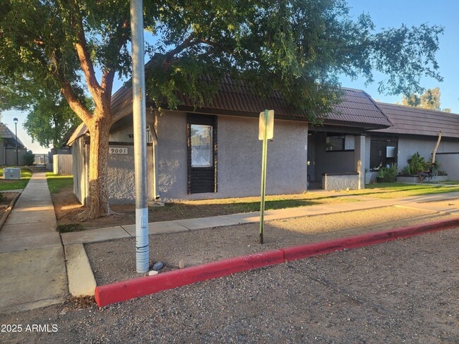 9001 W Elm St in Phoenix, AZ - Building Photo - Building Photo