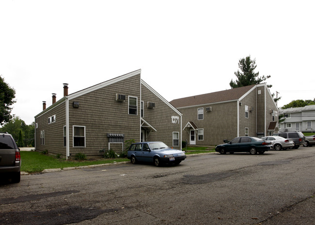 1061-1091 Clyde Ave in Cuyahoga Falls, OH - Building Photo - Building Photo