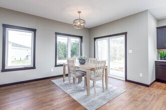 122 Cathy Jean Ct in Waterloo, IA - Building Photo - Building Photo