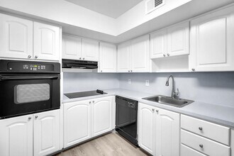 100 Kings Point Dr in Sunny Isles Beach, FL - Foto de edificio - Building Photo