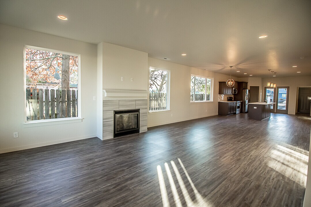 18112 E Riverway Ave in Spokane Valley, WA - Building Photo