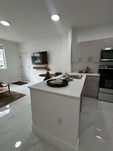 943 W 67th St, Unit A1 in Hialeah, FL - Foto de edificio - Building Photo