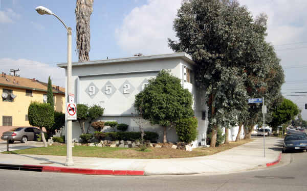 9520 Belford Ave in Los Angeles, CA - Building Photo