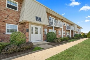 Renaissance Hills in Hauppauge, NY - Building Photo