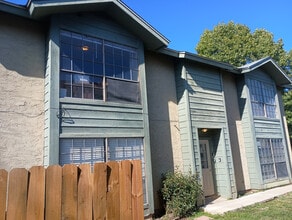 Room in Apartment on Starcrest Dr in San Antonio, TX - Foto de edificio - Building Photo