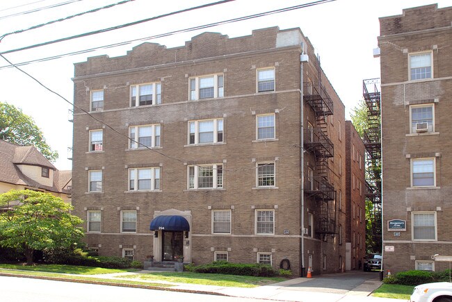 Montgomery Arms in Bloomfield, NJ - Building Photo - Building Photo