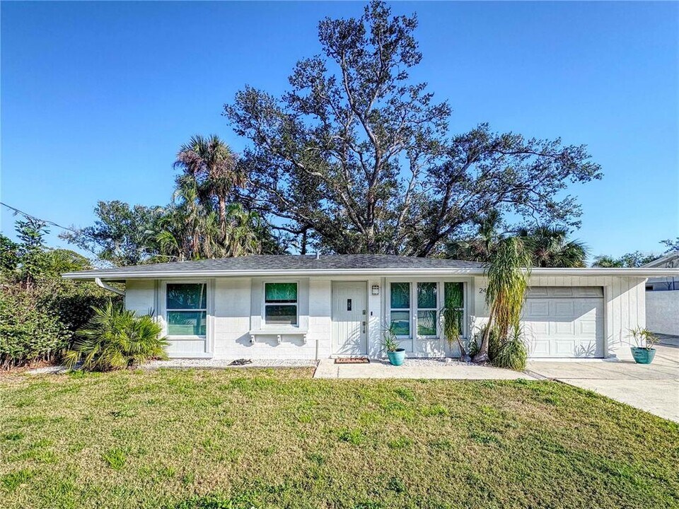 240 Pocono Trail E in Nokomis, FL - Building Photo