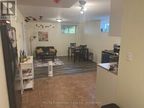 242 Farley Dr in Guelph, ON - Building Photo - Building Photo