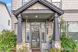 5037 N Cecelia St in Portland, OR - Foto de edificio - Building Photo